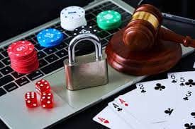 Dealer kasino langsung sedang melayani meja blackjack dengan streaming interaktif